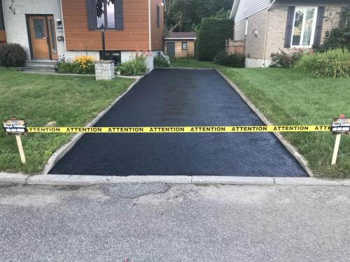 Travaux de scellant au bitume dans le secteur de Saint-Augustin-De-Desmaures à Québec.