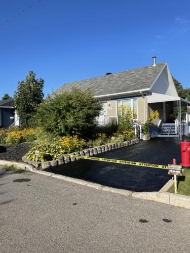 Travaux de scellant au bitume dans le secteur de Courville à Québec sur la rue Jean- Xxiii