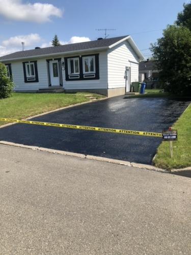 Travaux de scellant de bitume dans le secteur Villeneuve à Québec.