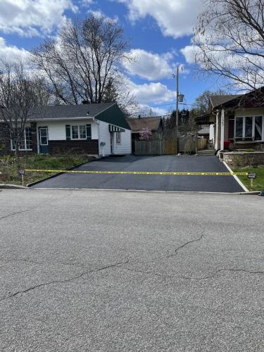 Travaux de scellant à base de bitume dans le secteur de loretteville à Québec .Regroupement de 2 maisons.