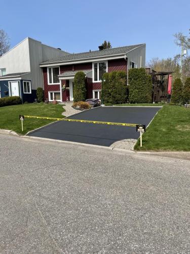 Regroupement de travaux de scellant au bitume à Lévis dans le secteur de Pintendre.