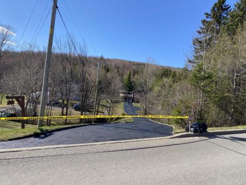 Application d'un scellant au bitume dans le secteur du Lac-Beauport à Québec. Travaux majeur de plusieurs réparations de fissures et de trou combler avec de l'Asphalte froide.