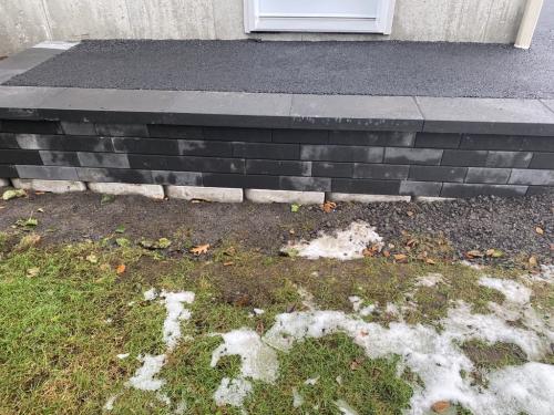 Travaux de construction de muret en dalle avec finition en asphalte dans la Ville de Québec